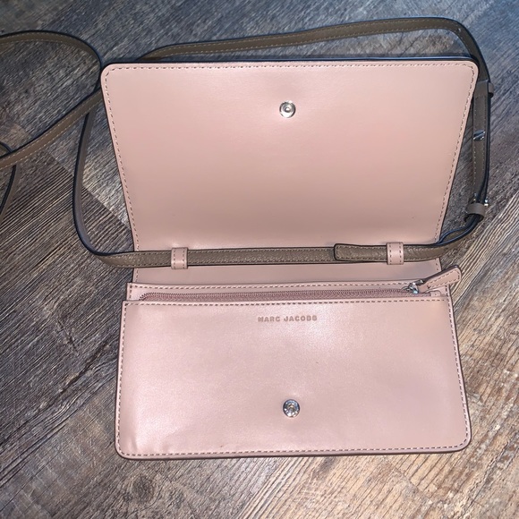 MARC JACOBS Convertible Crossbody/Wallet - Picture 6 of 7